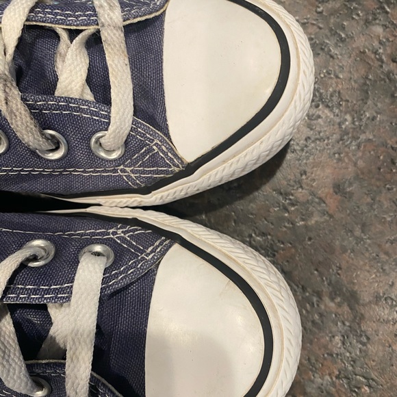Blue converse shoes - Picture 2 of 6